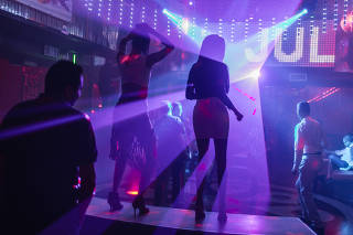 Garotas na tradicional boate Love Story, no centro de São Paulo