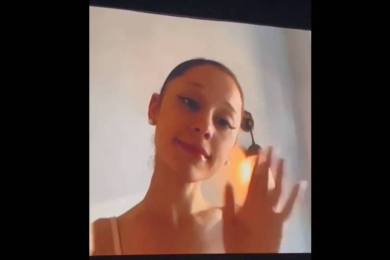 Metendo tudo na buceta carnuda e melada da peituda - Ariana Grande pede desculpas por faltar a evento de 'Wicked'