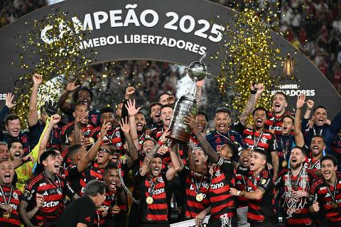 wgtest888.shop - Flamengo's forward #27 Bruno Henrique (R) and Uruguayan midfielder #10 Giorgian de Arrascaeta (L) lift the the trophy with teammates after winning the all Brazilian Copa Libertadores final football match between Palmeiras and Flamengo at Monumental 'U' Marathon stadium in Lima on November 29, 2025. (Photo by Luis ACOSTA / AFP)